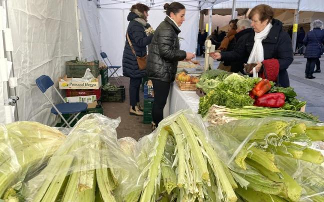 Uno de los puestos de venta de cardo y de verduras de invierno en la feria de este s&aacute;bado