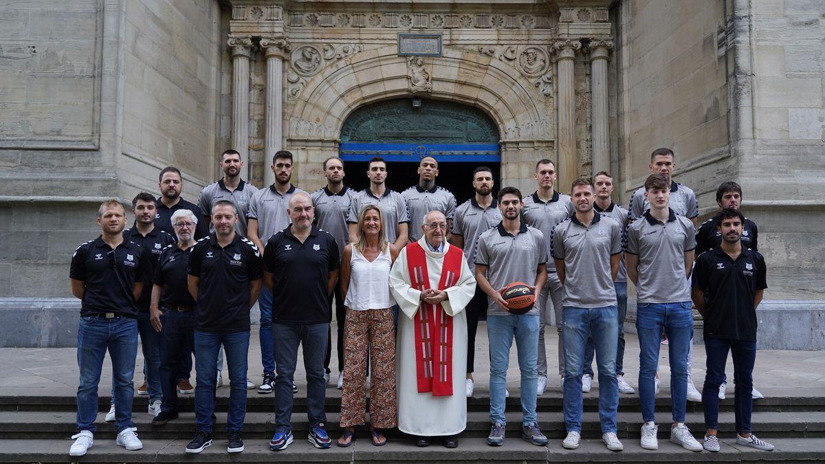 La plantilla del Surne Bilbao Basket visita la Bas&iacute;lica de Bego&ntilde;a
