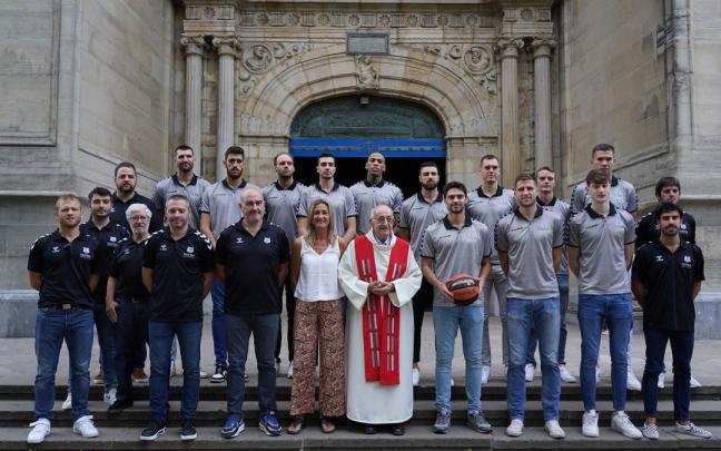 La plantilla del Surne Bilbao Basket visita la Bas&iacute;lica de Bego&ntilde;a