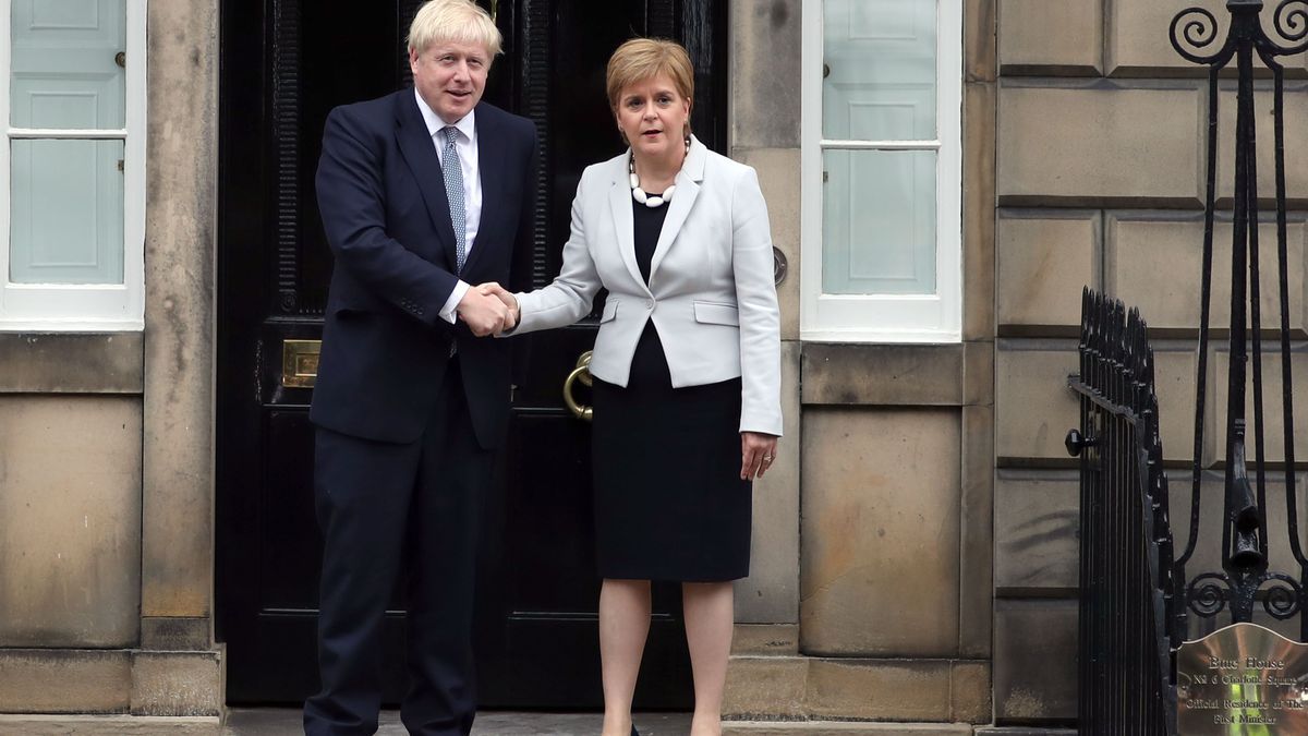Los primeros ministros de Reino Unido y Escocia, Boris Johnson (izq.) y Nicola Sturgeon (der.).