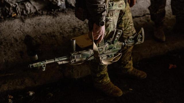 Un soldado ruso sostiene un rifle de asalto.