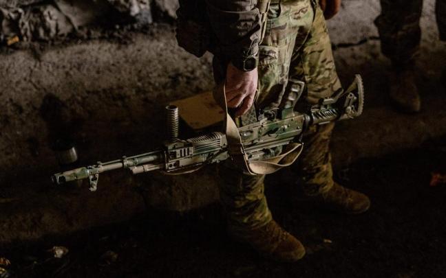 Un soldado ruso sostiene un rifle de asalto.