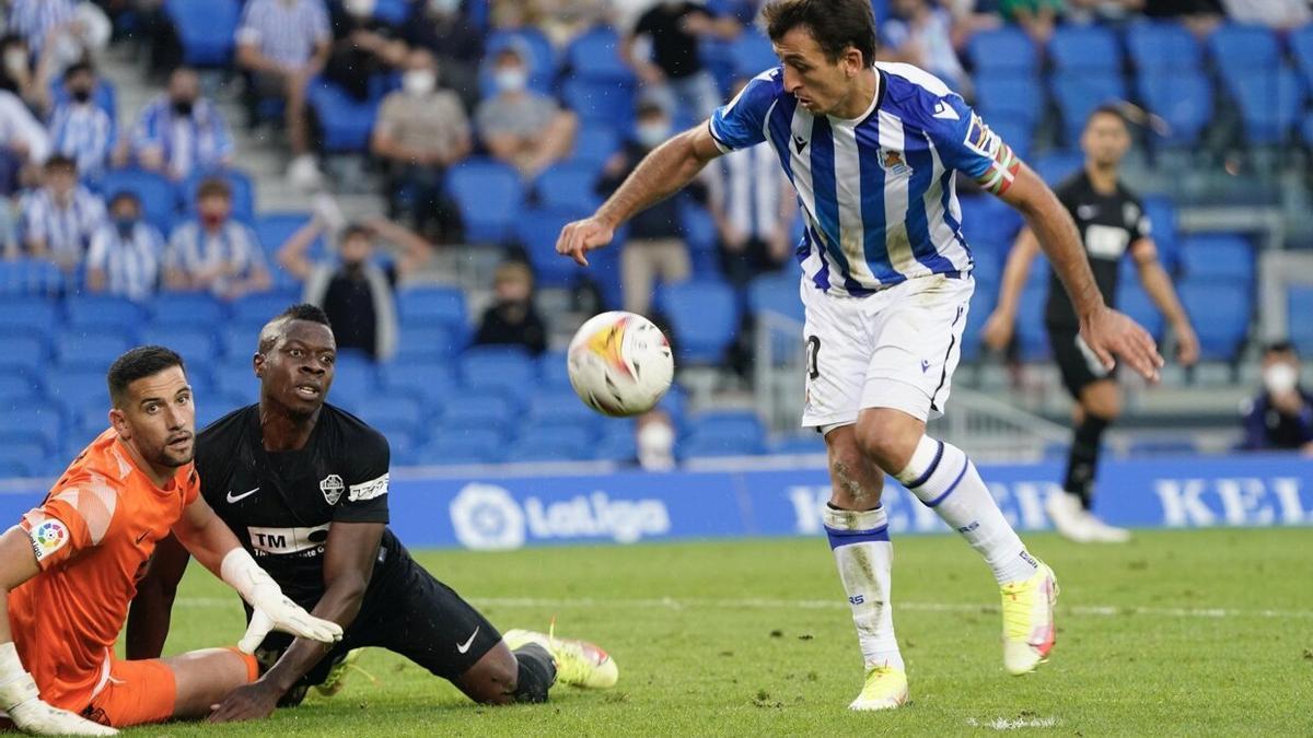 Oyarzabal se dispone a disparar durante la victoria lograda ante el Elche con diez bajas, en septiembre de 2021.