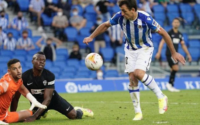 Oyarzabal se dispone a disparar durante la victoria lograda ante el Elche con diez bajas, en septiembre de 2021. Oyarzabal se dispone a disparar durante la victoria lograda ante el Elche con diez bajas, en septiembre de 2021.