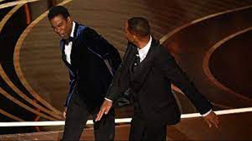 Will Smith le da una bofetada a Chris Rock durante la gala de los Oscar.