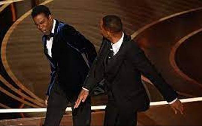 Will Smith le da una bofetada a Chris Rock durante la gala de los Oscar. Will Smith le da una bofetada a Chris Rock durante la gala de los Oscar.