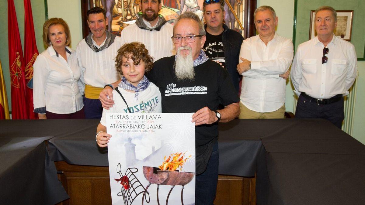 Premios del concurso de carteles de fiestas en honor a la Virgen del Rosario de 2019, antes del lanzamiento del cohete, con Miguel Muguiro e Iñaki Fernández.