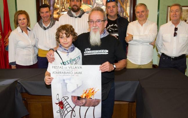 Premios del concurso de carteles de fiestas en honor a la Virgen del Rosario de 2019, antes del lanzamiento del cohete, con Miguel Muguiro e I&ntilde;aki Fern&aacute;ndez.