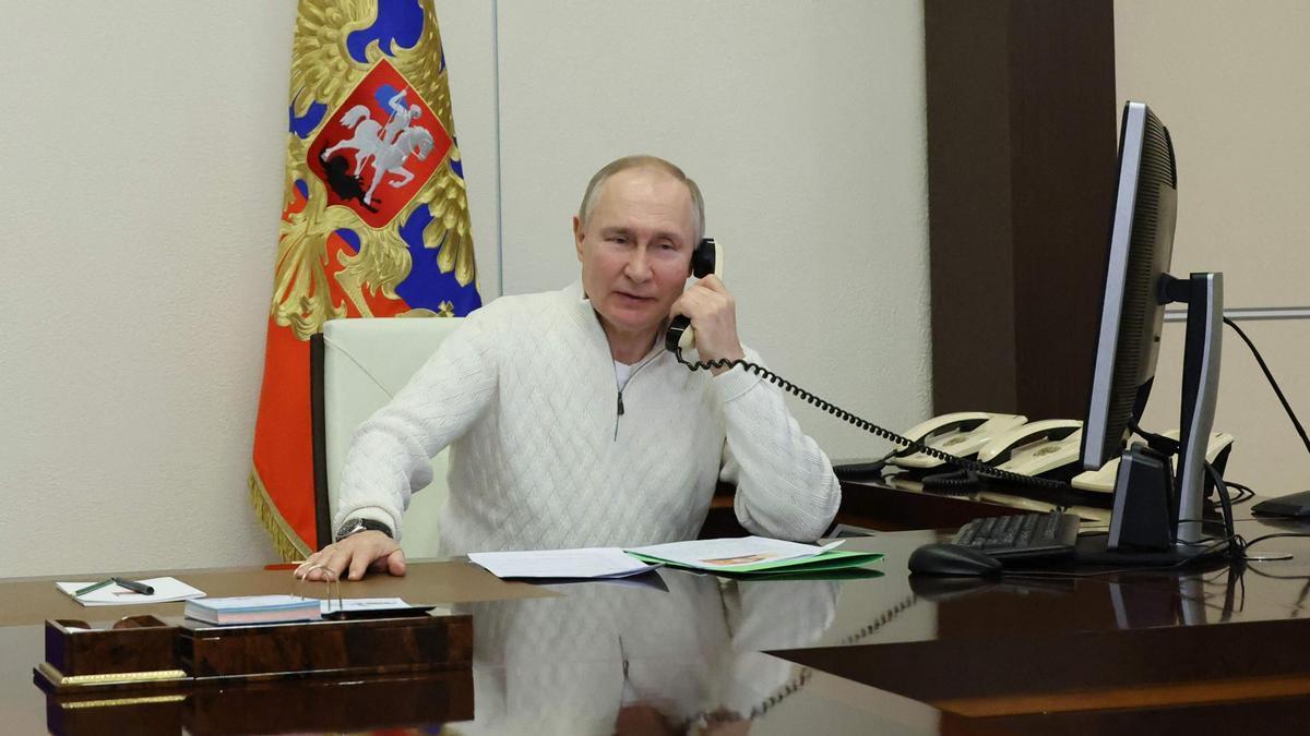 Putin habla por teléfono en su despacho.