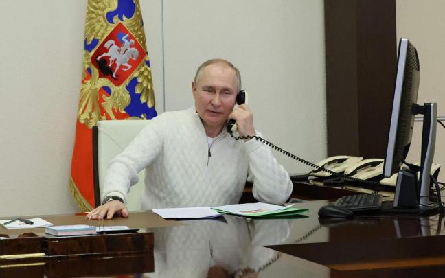 Putin habla por teléfono en su despacho. Putin habla por teléfono en su despacho.