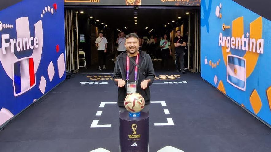 Eloy García, con el balón de la final Argentina-Francia a la salida del túnel de vestuarios.