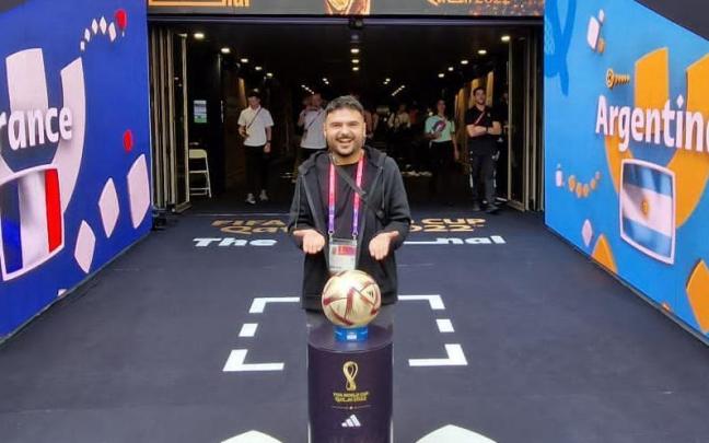 Eloy García, con el balón de la final Argentina-Francia a la salida del túnel de vestuarios. Eloy García, con el balón de la final Argentina-Francia a la salida del túnel de vestuarios.