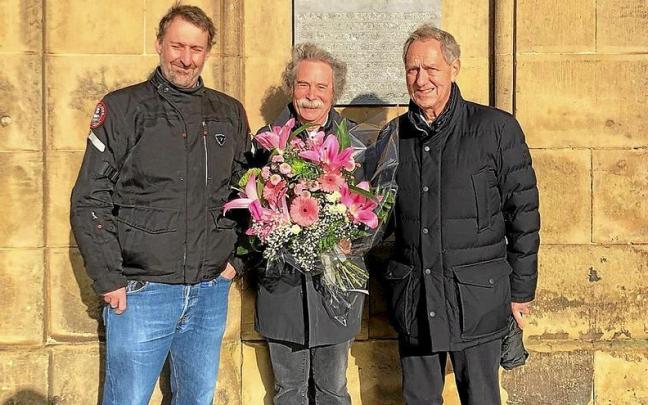 Recuerdo floral al marinero Aita Mari