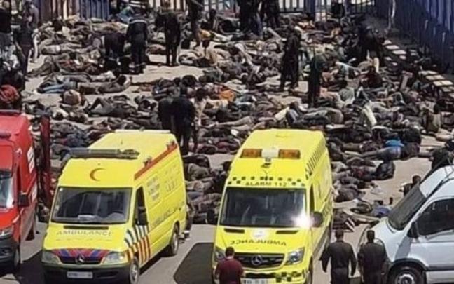 Policías de Marruecos retienen amontonados a un grupo de migrantes subsaharianos en Melilla.