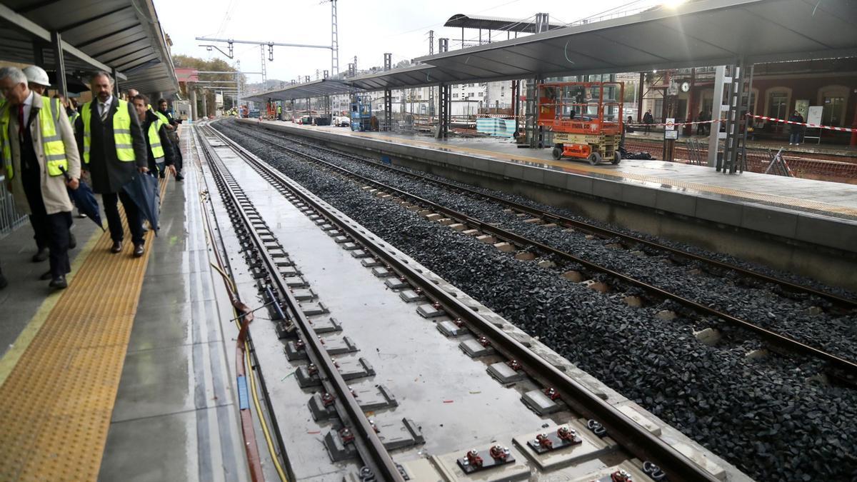 Responsables institucionales y técnicos en la visita de este lunes a los nuevos andenes de la estación provisional.