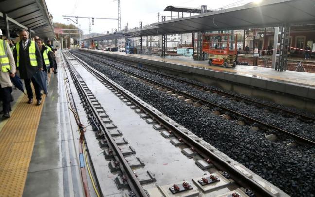 Responsables institucionales y técnicos en la visita de este lunes a los nuevos andenes de la estación provisional. Responsables institucionales y técnicos en la visita de este lunes a los nuevos andenes de la estación provisional.