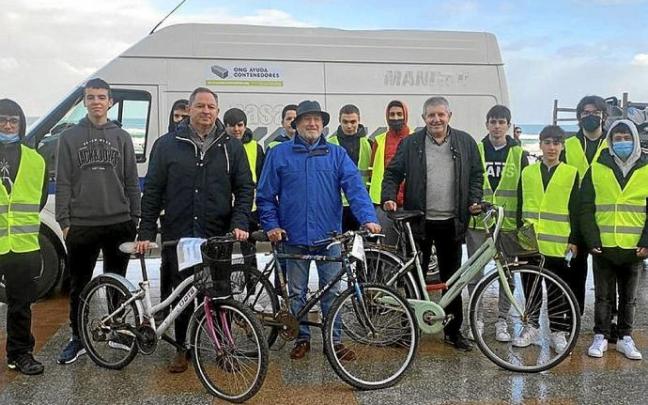 Varios alumnos de Oteitza han ayudado en la iniciativa. Foto: N.G.
