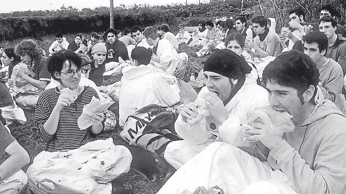 Los expedicionarios de la UPNA, que viajaron en diciembre de 2002, en un receso para comer en la costa da Morte.