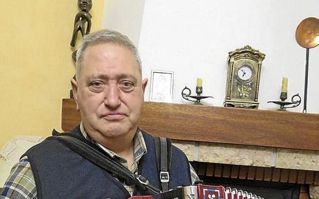 Manolo Agirre, en el salón de su casa.