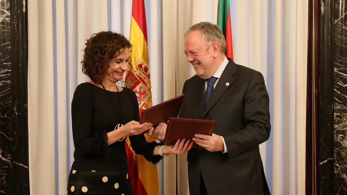 La ministra de Hacienda, María Jesús Montero, con el consejero vasco Pedro Azpiazu, en una anterior reunión