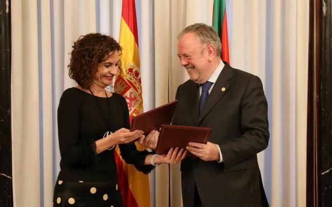 La ministra de Hacienda, María Jesús Montero, con el consejero vasco Pedro Azpiazu, en una anterior reunión