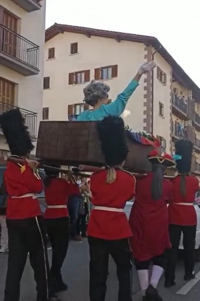 Isabel II saluda al público desde su ataúd el sábado en Doneztebe.