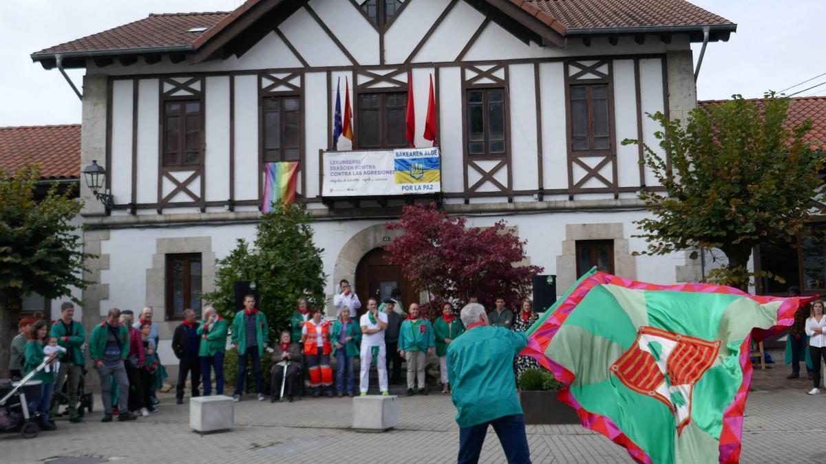 El acto comenzó con el baile de la bandera.
