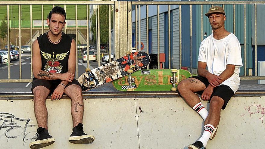 Julen Carrasco y Mikel Muguerza en el skate park de Zumaia.