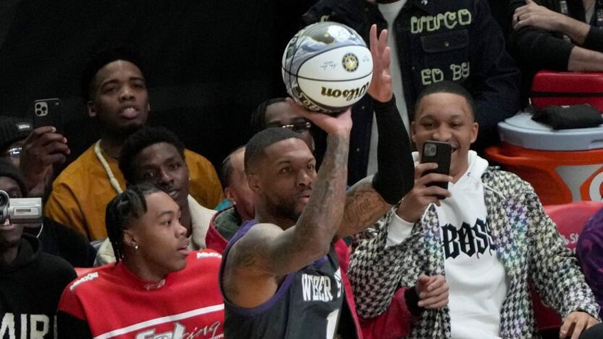 Lillard compitiendo en el concurso de triples del All-Star de la NBA.