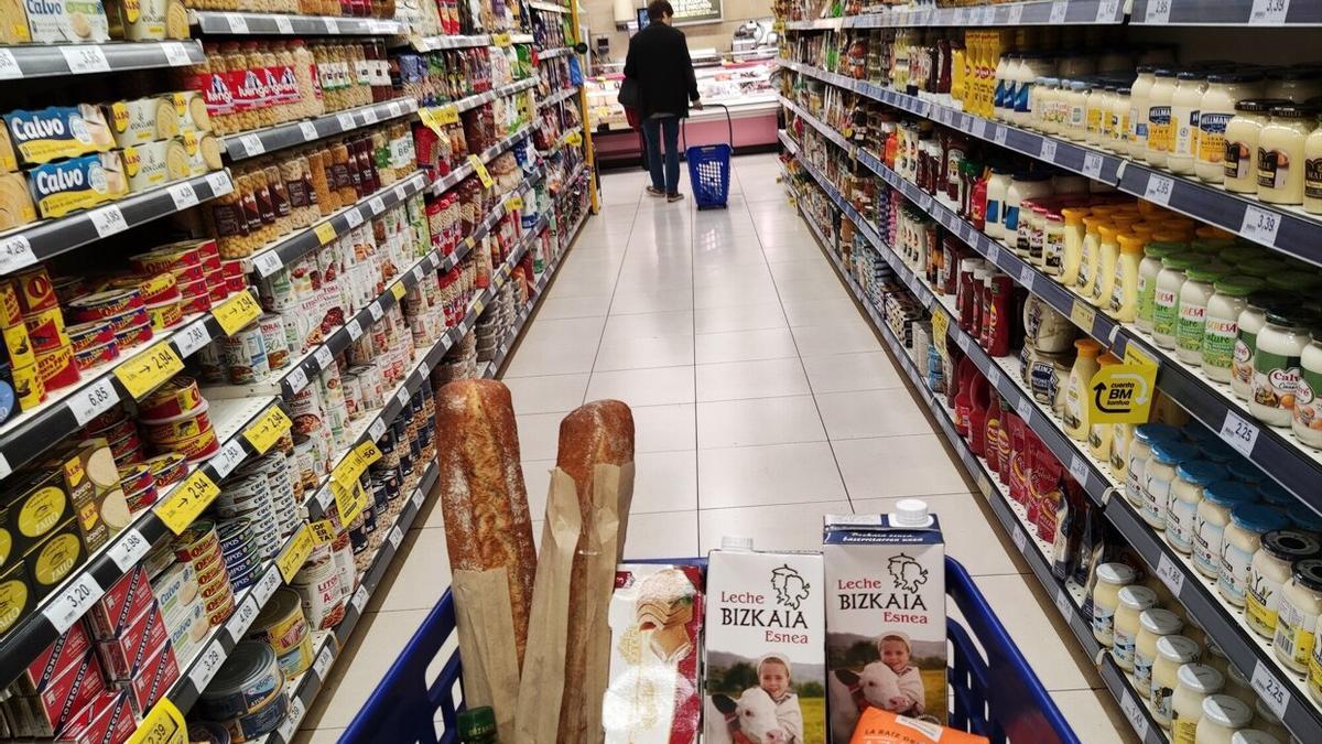 Un cliente hace la compra en un supermercado.