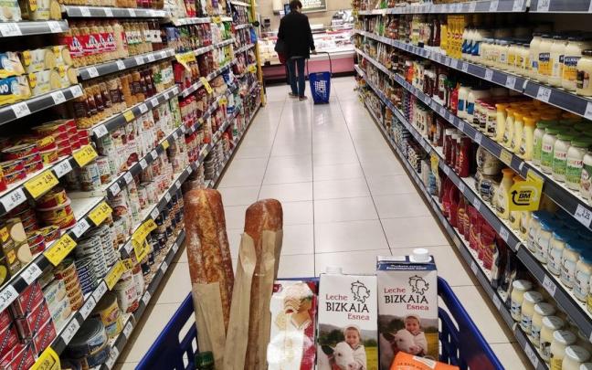 Un cliente hace la compra en un supermercado.