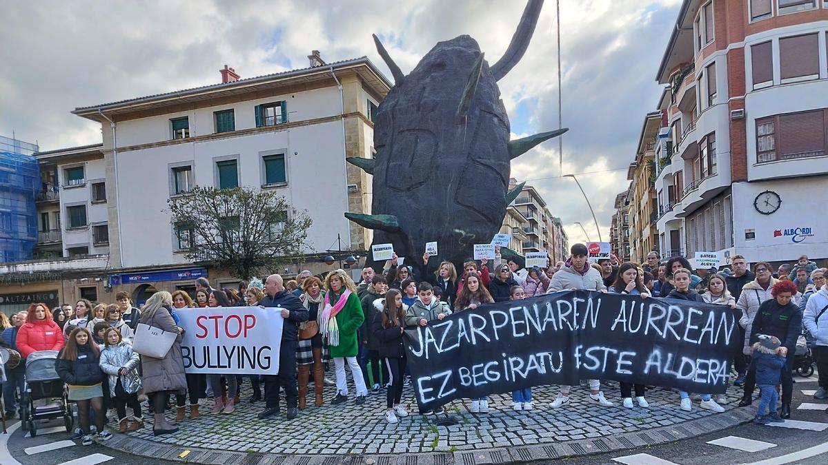 Centenares de zornotzarras han salido a la calle para mostrar su rechazo al acoso que está sufriendo un joven de la localidad.