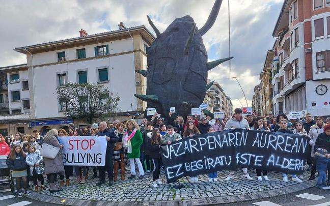 Centenares de zornotzarras han salido a la calle para mostrar su rechazo al acoso que está sufriendo un joven de la localidad. Centenares de zornotzarras han salido a la calle para mostrar su rechazo al acoso que está sufriendo un joven de la localidad.