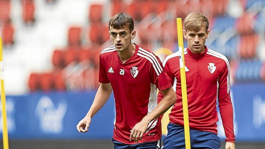 Aimar Oroz y Pablo Ibáñez, durante el entrenamiento en El Sadar.