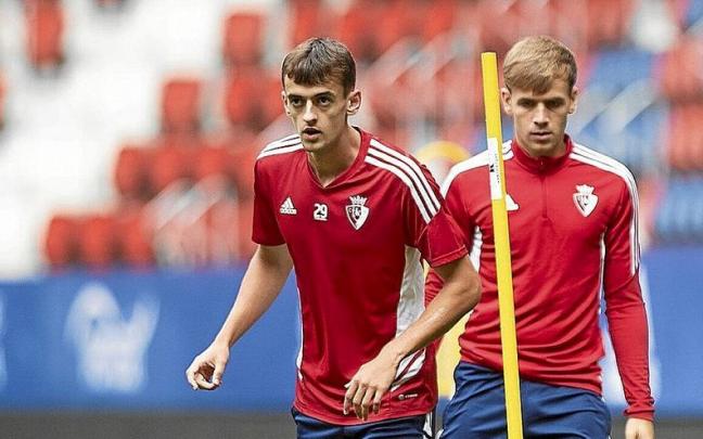 Aimar Oroz y Pablo Ib&aacute;&ntilde;ez, durante el entrenamiento en El Sadar.