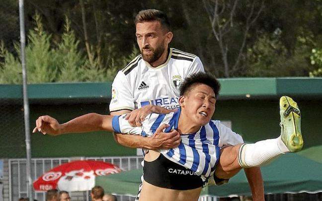 Taichi Hara disputa un bal&oacute;n durante el amistoso del pasado s&aacute;bado frente al Burgos. | FOTO: &Aacute;REA 11