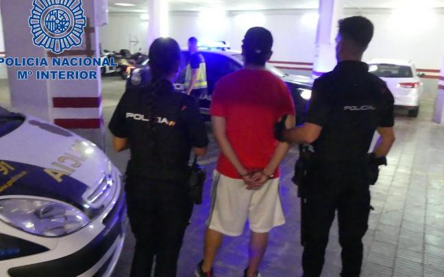 Expulsado del territorio español un condenado a 113 años por ocho delitos de agresión sexual y robos con violencia. Expulsado del territorio español un condenado a 113 años por ocho delitos de agresión sexual y robos con violencia.
