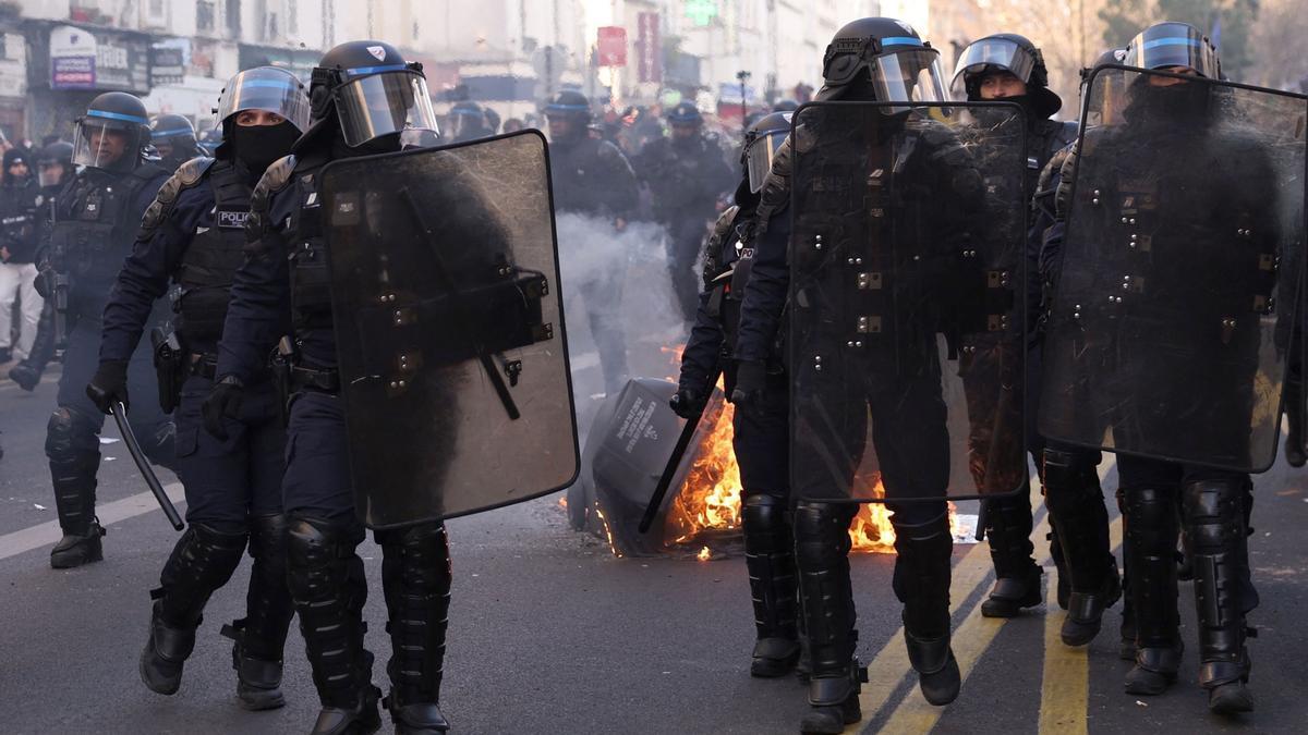 Antidisturbios, durante la protesta contra la reforma de las pensiones en París.