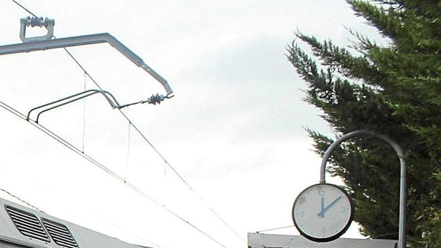 Tren en Zarautz, que pronto tendrá nueva estación. | FOTO: AINARA LOZANO