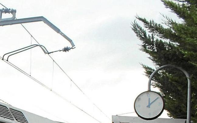 Tren en Zarautz, que pronto tendrá nueva estación. | FOTO: AINARA LOZANO