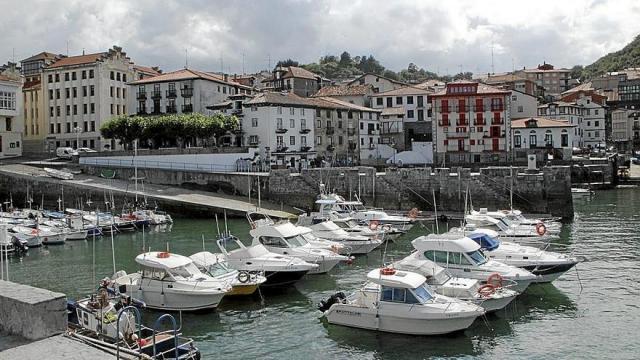El puerto es una de las zonas que más turistas acoge en Mundaka.