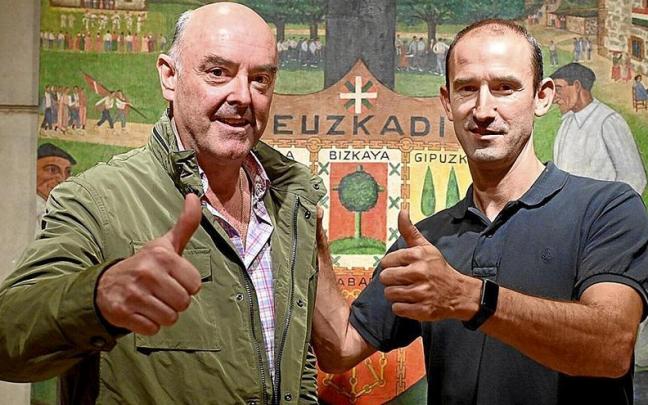 Fernando Azkarate, presidente del Consejo Mundial, y Gotzon Enbil, presidente de la Vasca, posan tras alcanzar la oficialidad.