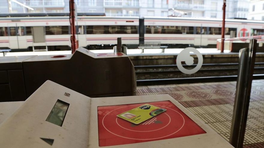 Tarjeta Mugi sobre los tornos de la estación del Norte de Donostia