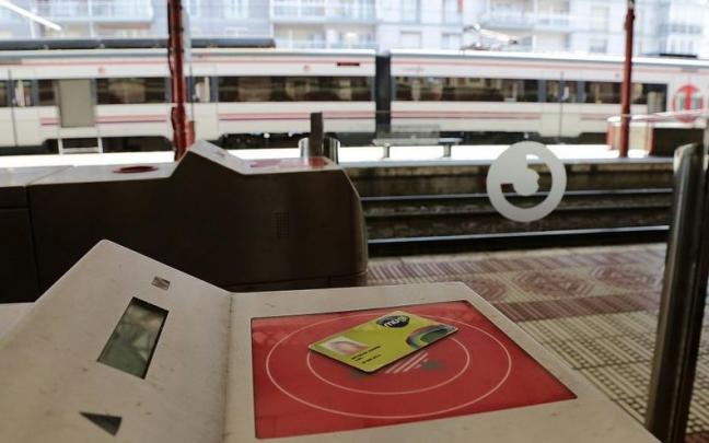 Tarjeta Mugi sobre los tornos de la estación del Norte de Donostia