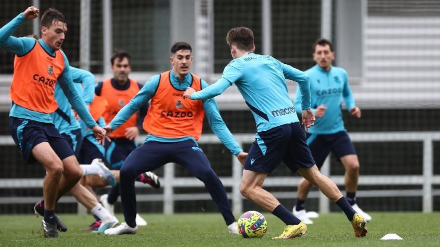 Robert Navarro, de espaldas, encara a Urko y a Carlos Fernández durante el entrenamiento de este viernes.