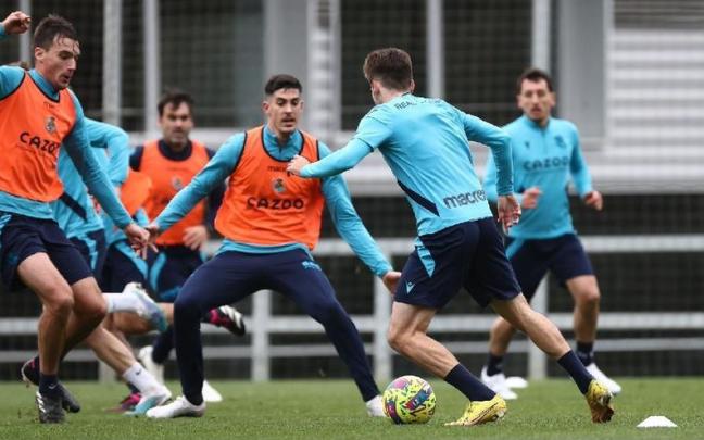 Robert Navarro, de espaldas, encara a Urko y a Carlos Fernández durante el entrenamiento de este viernes. Robert Navarro, de espaldas, encara a Urko y a Carlos Fernández durante el entrenamiento de este viernes.