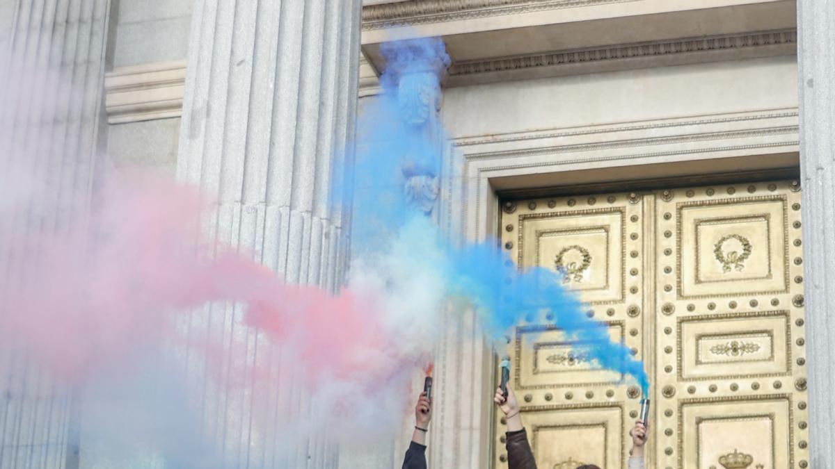 La ministra de Igualdad, Irene Montero, celebra con la presidenta de la Federación de la Plataforma Trans, Mar Cambrollé, la aprobación de la Ley Trans, a la salida del Congreso de los Diputados