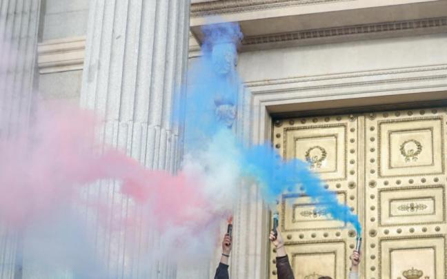 La ministra de Igualdad, Irene Montero, celebra con la presidenta de la Federación de la Plataforma Trans, Mar Cambrollé, la aprobación de la Ley Trans, a la salida del Congreso de los Diputados La ministra de Igualdad, Irene Montero, celebra con la presidenta de la Federación de la Plataforma Trans, Mar Cambrollé, la aprobación de la Ley Trans, a la salida del Congreso de los Diputados