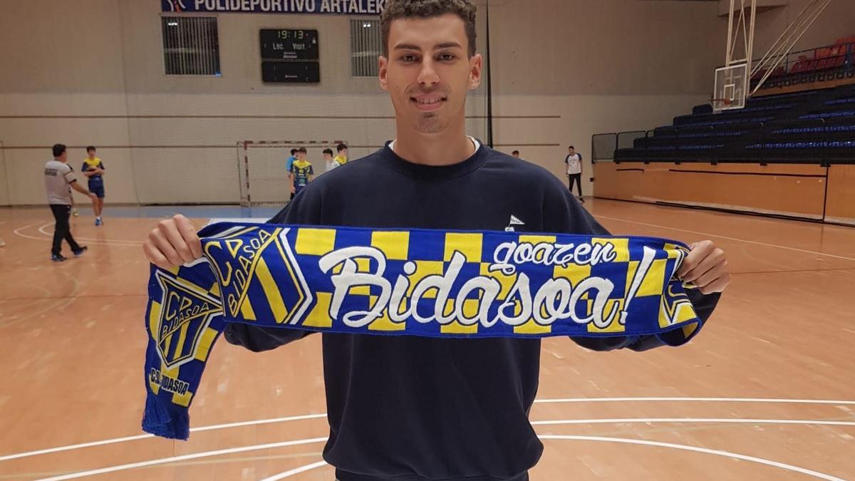 Pedro Pacheco, con la bufanda del Bidasoa, ayer en Artaleku.