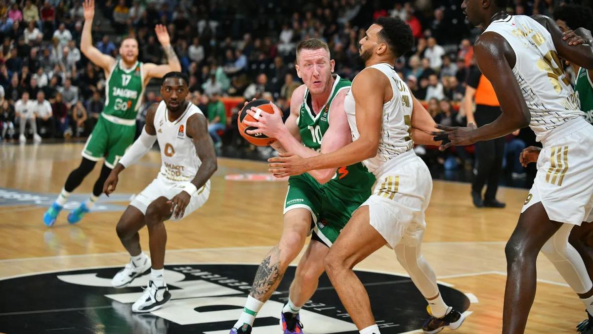 Rolands Smits trata de superar la defensa de Noua, durante el partido ante el Asvel